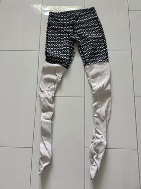 ALO Yoga Chevron Black & White Leggings